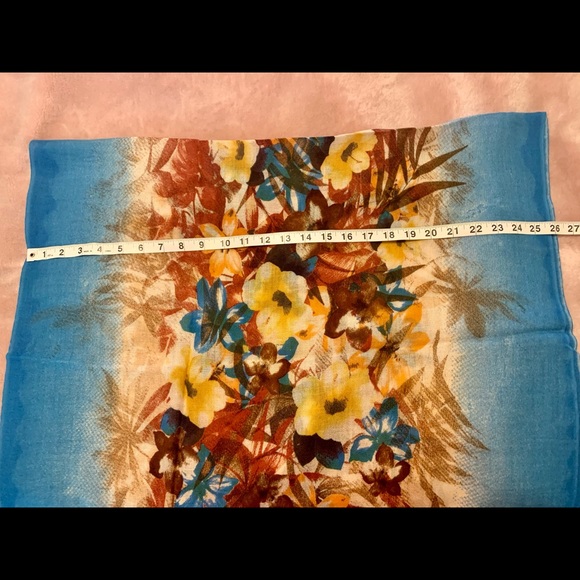 Tropical patterned wrap, 100% wool, lightweight with fringe - NWOT - Picture 4 of 5